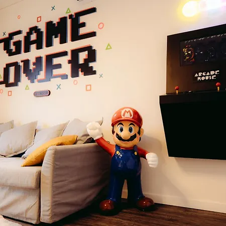 Arcade House Fiera Netflix + Videogame דירה